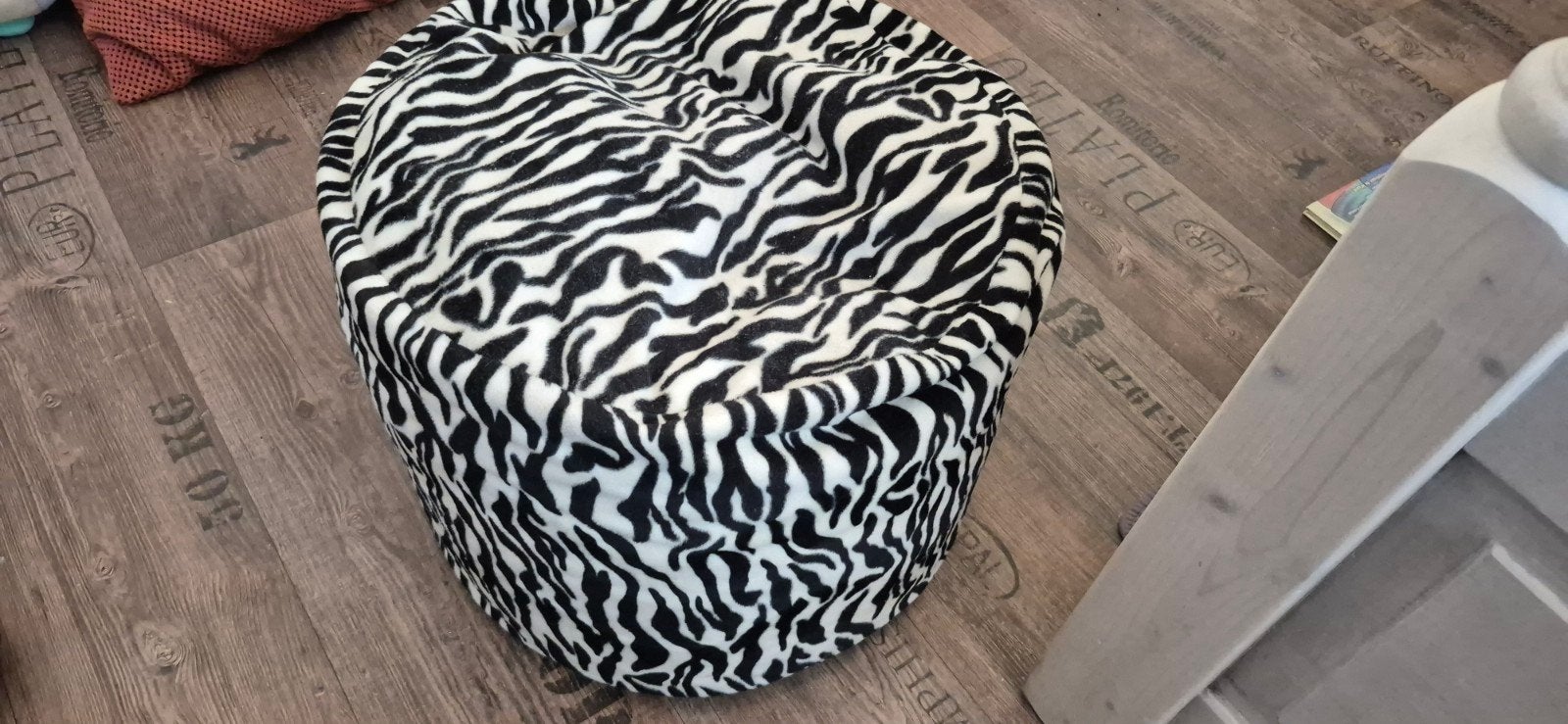 Zebraprint poef - Zo goed als nieuw, Modern, Speels, Rond, Ophalen of Verzenden, Zo goed als nieuw