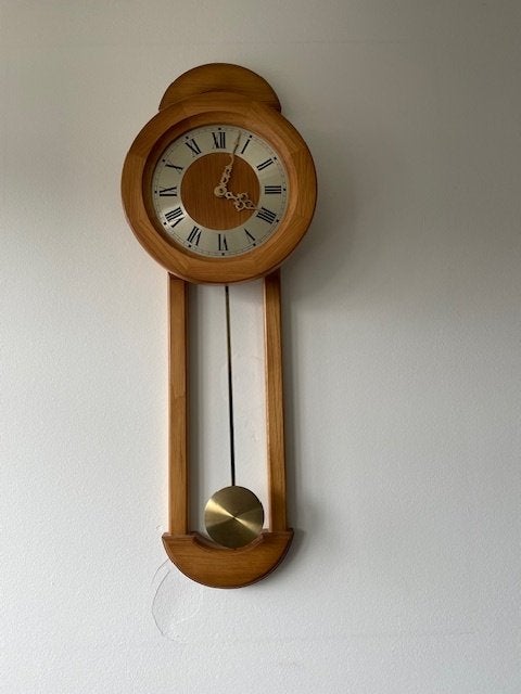 Eikenhouten wandklok met slinger, Ophalen, Bruin, Met slinger, Analoog