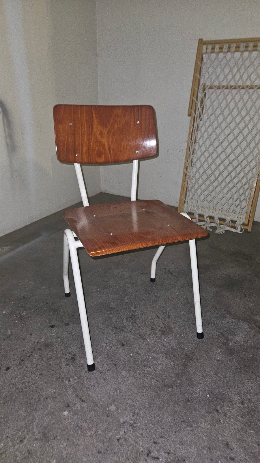4 stuks. Goede staat. Houten schoolstoelen met metalen fram, Huis en Inrichting, Stoelen, Ophalen, Bruin, Vintage, Vier