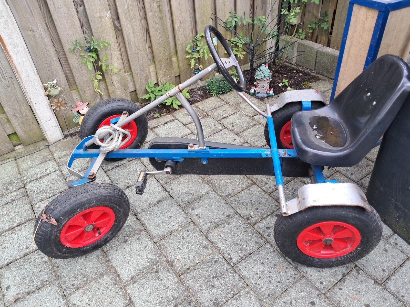Degelijke skelter met nieuwe banden, Kinderen en Baby's, Speelgoed | Buiten | Voertuigen en Loopfietsen, Ophalen, Gebruikt, Trapvoertuig