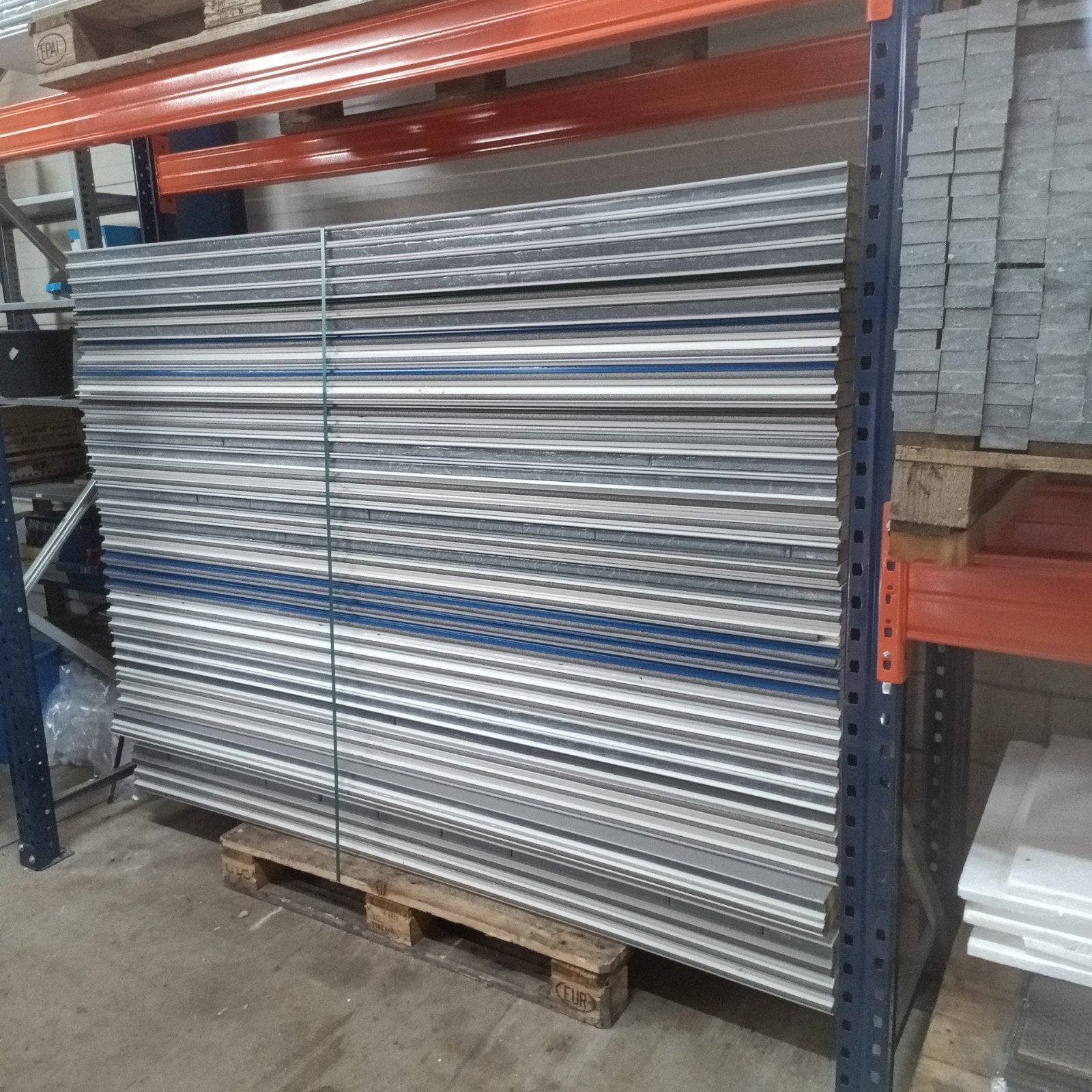 Partij nieuwe sandwichpanelen 4cm dik. 210 lang