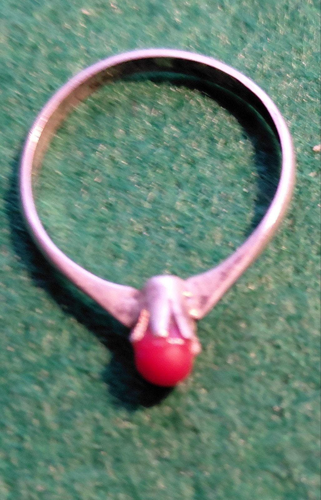 Zilveren ring met bloedkoraal steentjen, Gebruikt, Verzenden, 17 tot 18, Dame of Heer