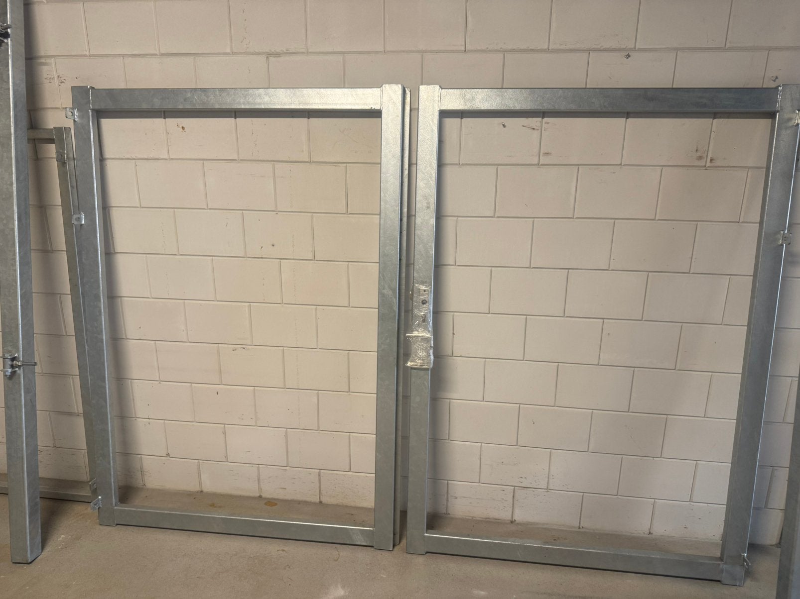 Dubble poort volbad  verzonken met twee palen met nemefslot, Tuin en Terras, Tuinpoorten, Ophalen, Srema, 100 tot 150 cm, Nieuw