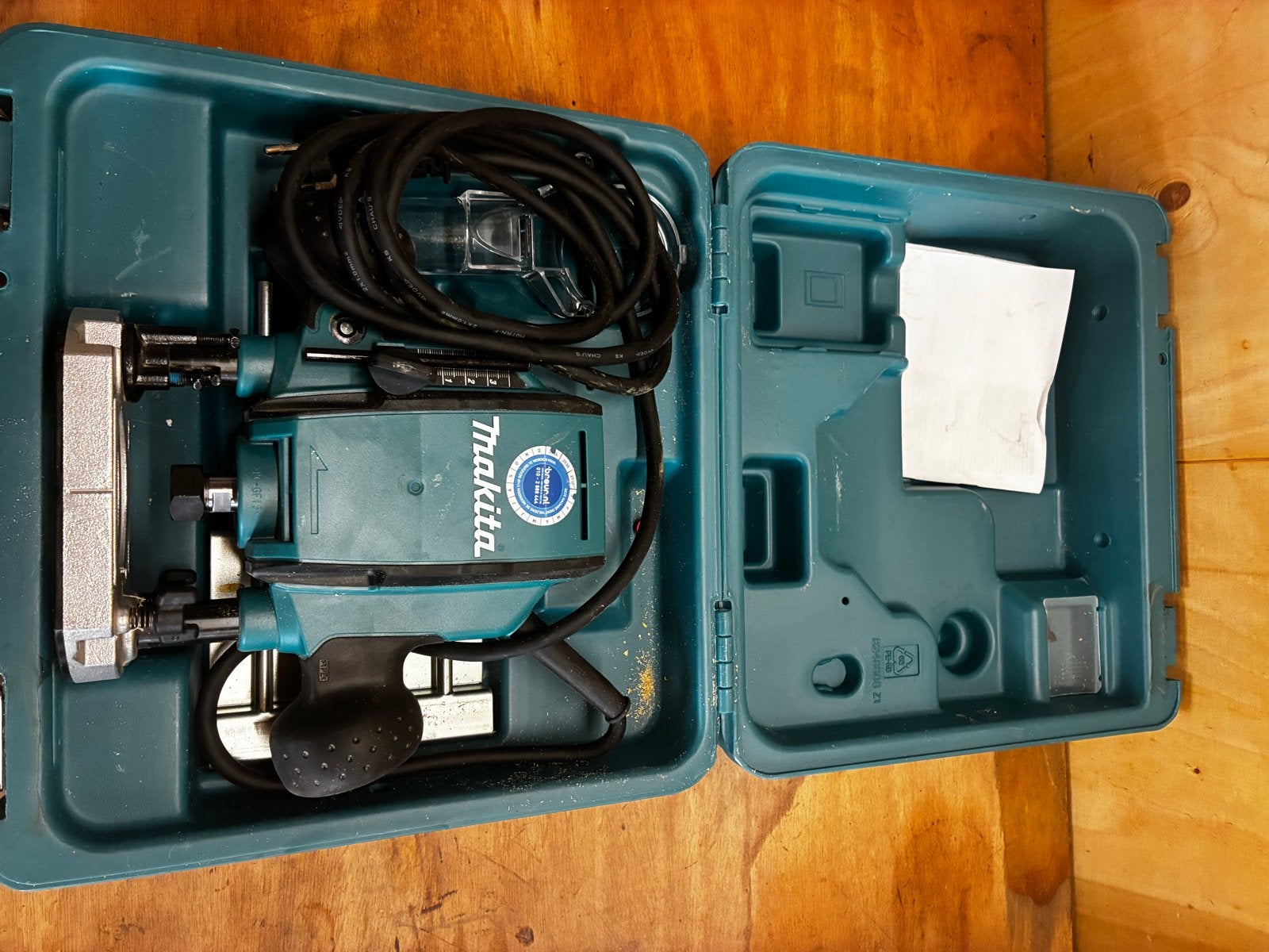 Makita RP0900 Bovenfrees in koffer - Zo goed als nieuw, Ophalen of Verzenden, Zo goed als nieuw, Elektrisch, Bovenfrees
