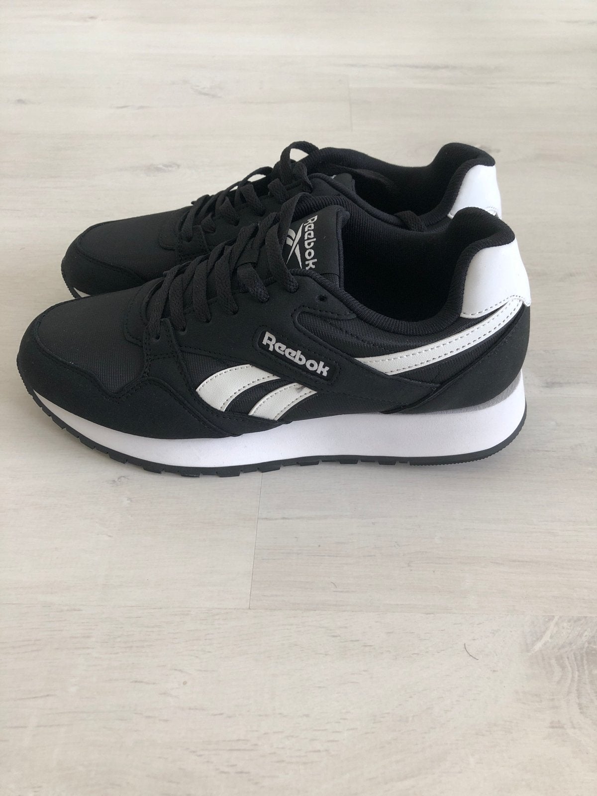 Reebok sneakers zwart wit - Zo goed als nieuw, Zwart, Nieuw, Ophalen of Verzenden, Sneakers of Gympen