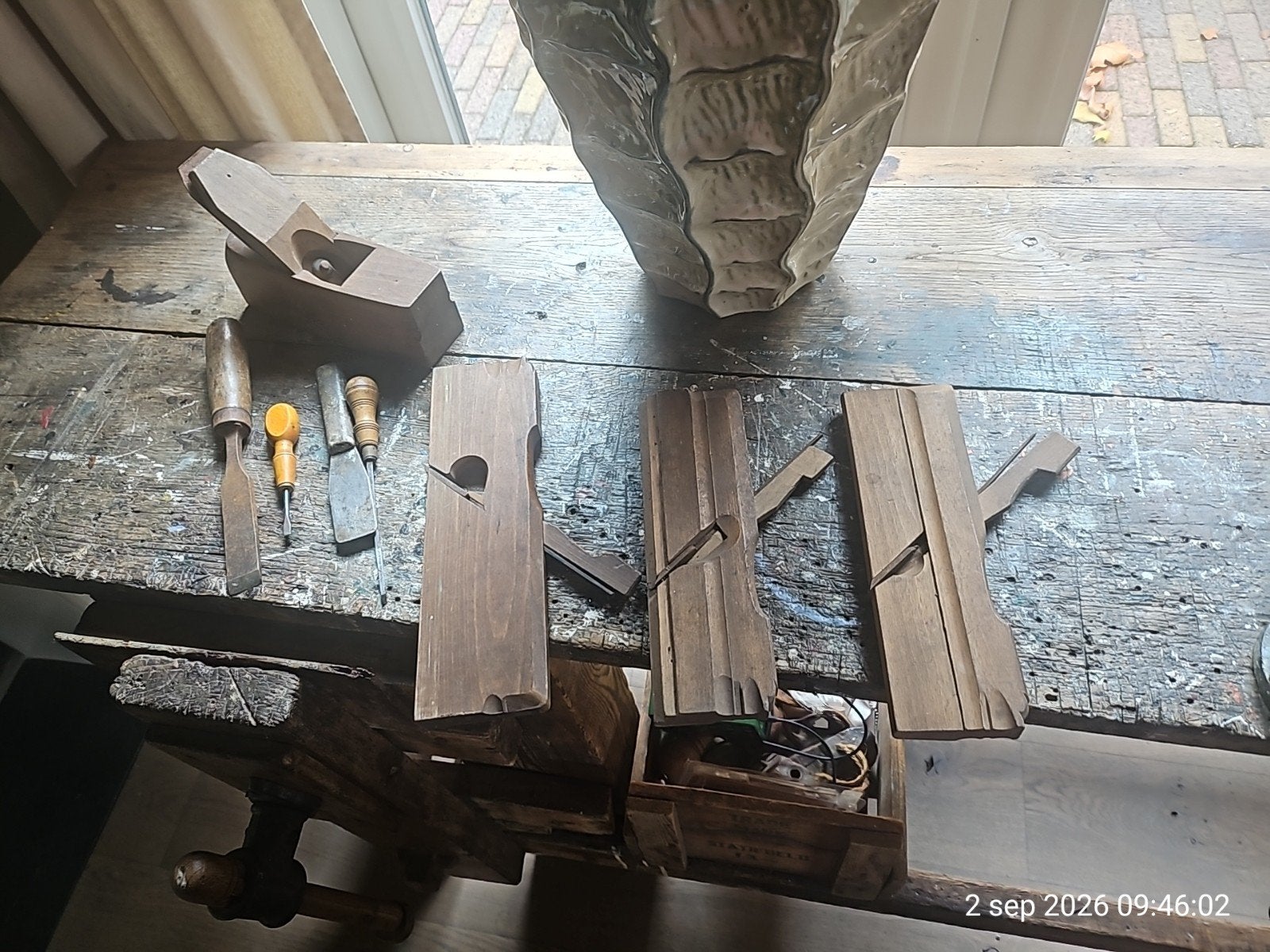 Oude gereedschap: handschaven en beitels, Ophalen