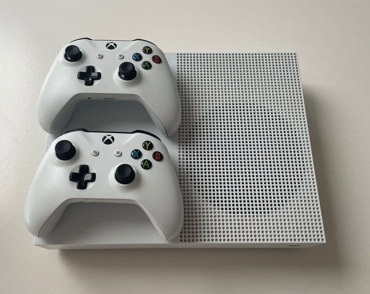 Xbox One S 1TB met 2 controllers, 2 spelers, Ophalen, Zo goed als nieuw, Vanaf 3 jaar