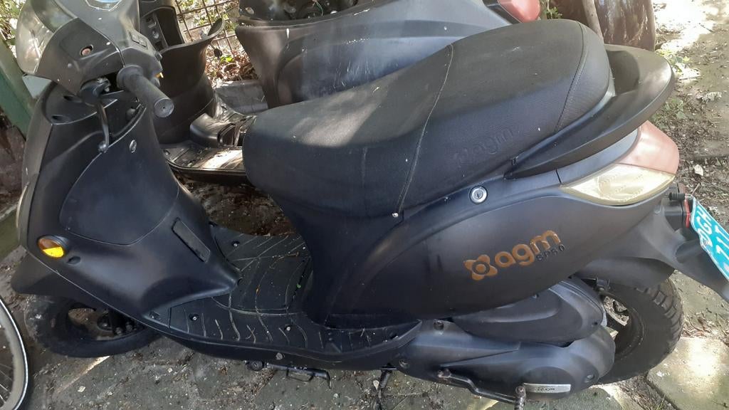 AGM  sp50 snorscooter 2016 €100 vaste prijs)loopt goed., Fietsen en Brommers, Ophalen, Gebruikt