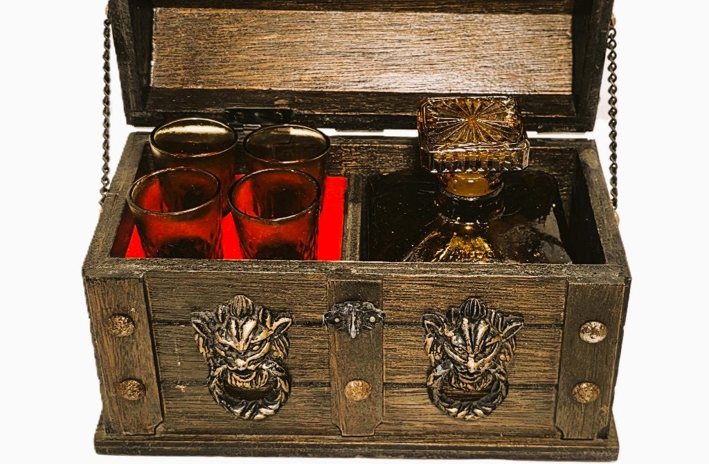 Oude likeurkelder met glaasjes en karaf., Verzamelen, Glas en Borrelglaasjes, Ophalen of Verzenden, Zo goed als nieuw, Borrel- of Shotglas