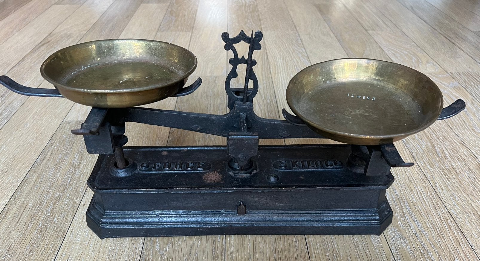 Antieke Force 5 kg gietijzeren weegschaal+koperen bakjes, Ophalen of Verzenden