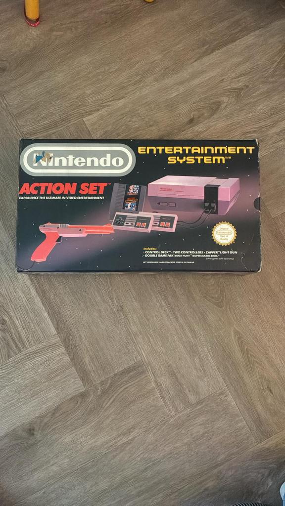 Nes action pack in doos + 2 spellen, Ophalen, Zo goed als nieuw, Met 2 controllers