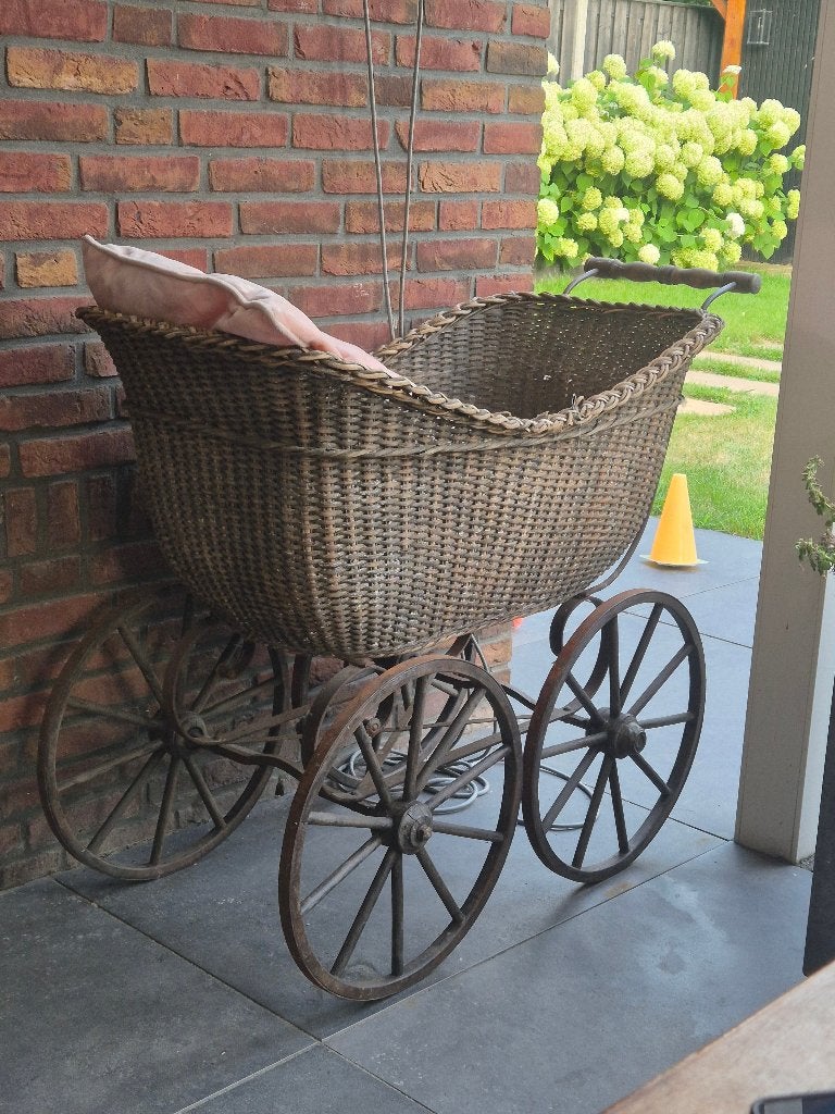 Antieke rieten kinderwagen met grote wielen, Ophalen