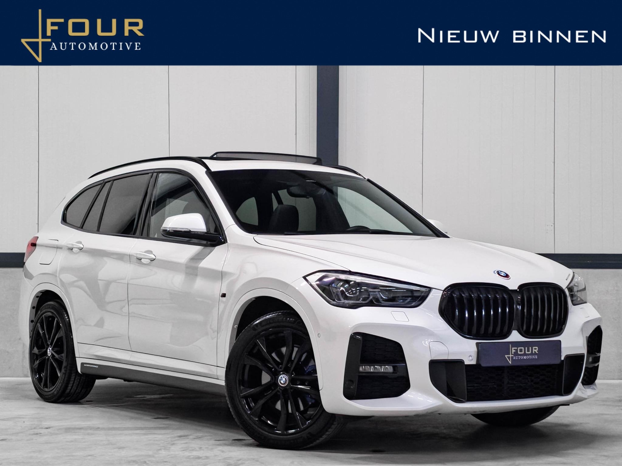 BMW X1 xDrive20i M Sport | Trekhaak 2000kg | Panoramadak | U, Auto's, 1998 cc, Gebruikt, 2000 kg, Wit