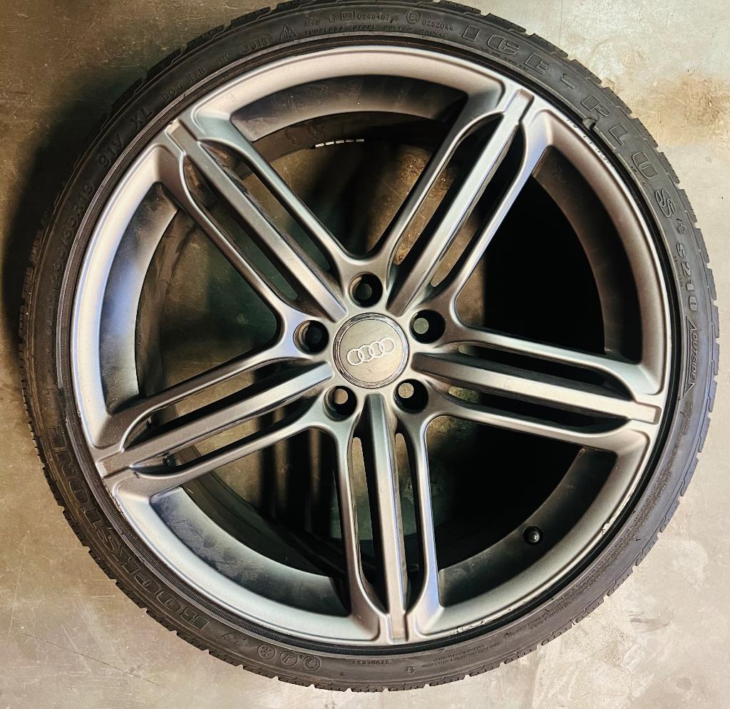 Audi 235/35R19 met winterbanden, Auto-onderdelen, Gebruikt, Banden en Velgen, Winterbanden, 235 mm