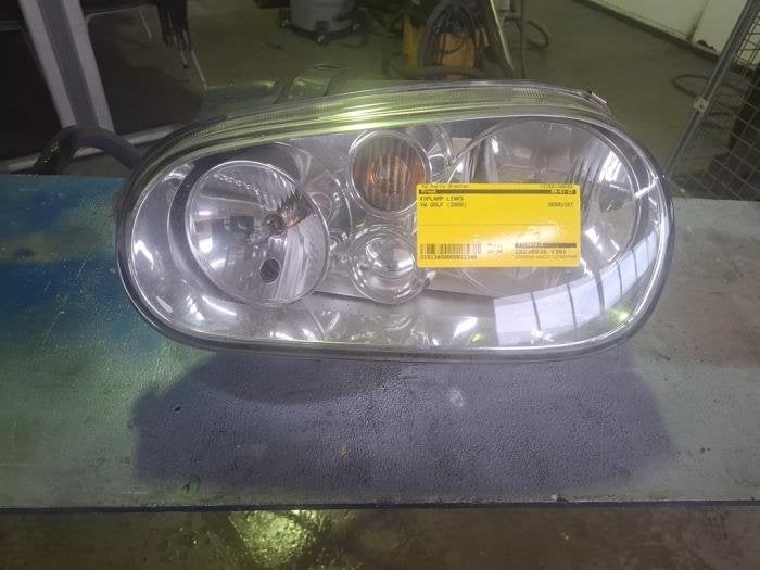 Koplamp links van een Volkswagen Golf