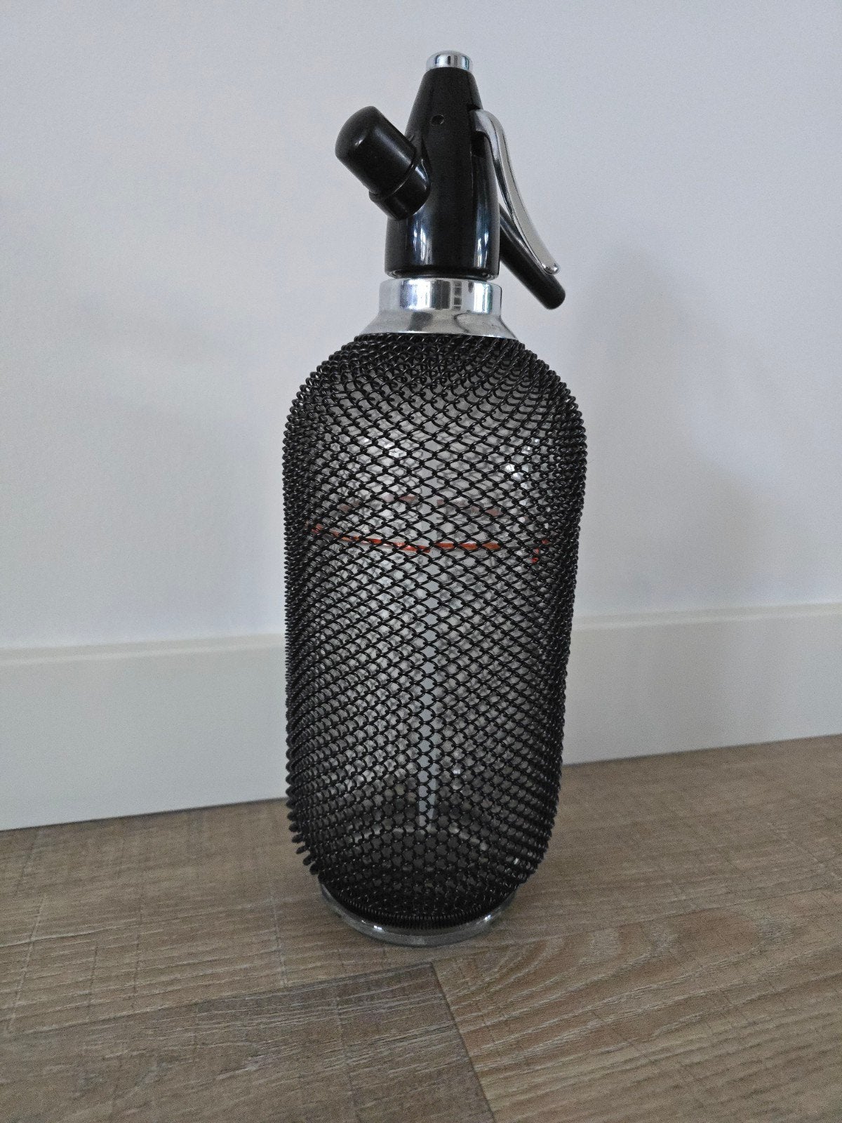 Zeldzame XXL antieke spuitwaterfles met zwart gaas €39, Ophalen of Verzenden