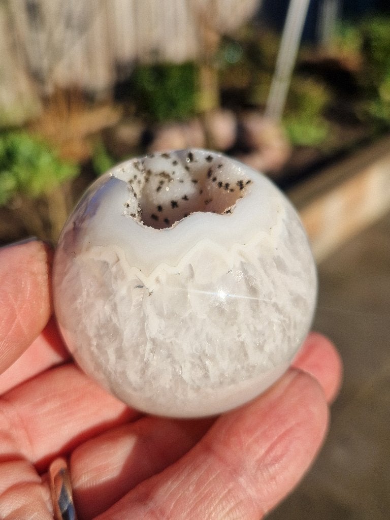 Grote geslepen Dendriet Agaat ei in midden helder mineralen., Ophalen of Verzenden, Mineraal