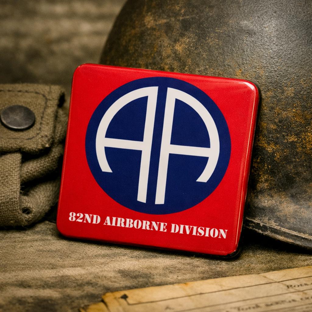WW2 82nd Airborne Division  magneet - RJ Army, Ophalen of Verzenden, Luchtmacht, Amerika, Embleem of Badge