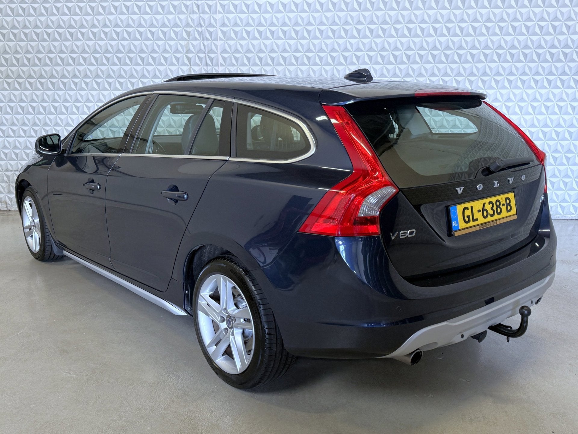 Volvo V60 2.4 D5 Summum in goede én nette staat! (2012), Auto's, Euro 5, Zwart, Blauw, Leder