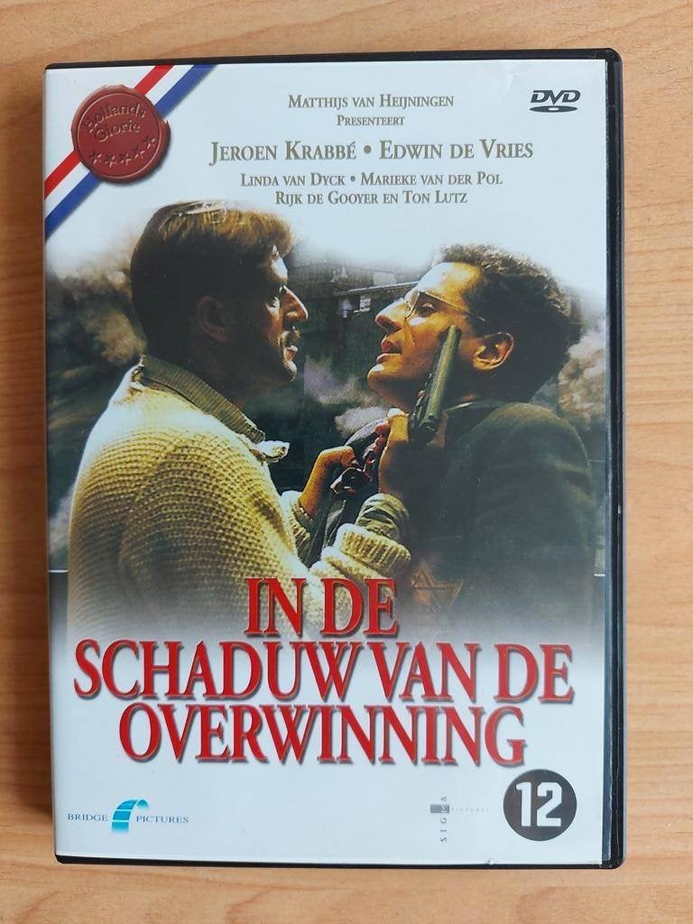 In de Schaduw van de Overwinning - Jeroen Krabbe, Alle leeftijden, Ophalen of Verzenden, Zo goed als nieuw, Komedie