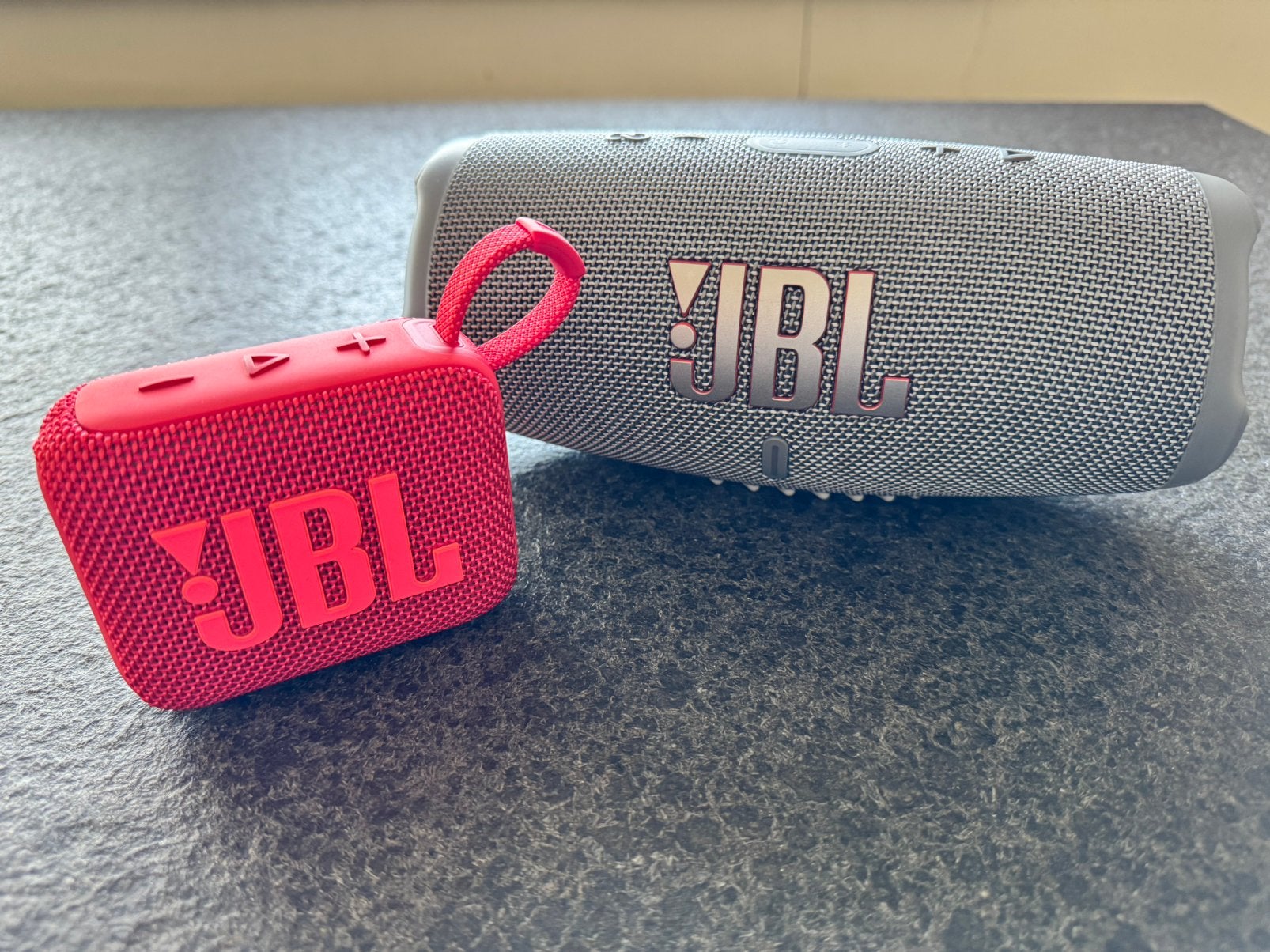 JBL Summer Bundle: Charge 5 (Grey) + Go 4 (Red), Audio, Tv en Foto, Luidsprekers, Ophalen, JBL, Speakerset, Zo goed als nieuw