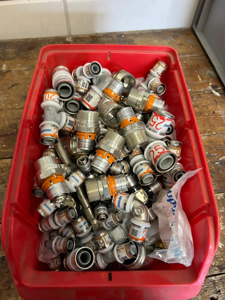 102 perskoppelingen/knelsets uponor, Doe-het-zelf en Verbouw, Buizen en Afvoer, Overige materialen, 6 meter of meer, Overige typen