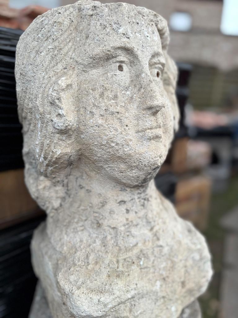 Eeuwenoud borstbeeld in franse zandsteen, Antiek en Kunst, Curiosa en Brocante, Ophalen