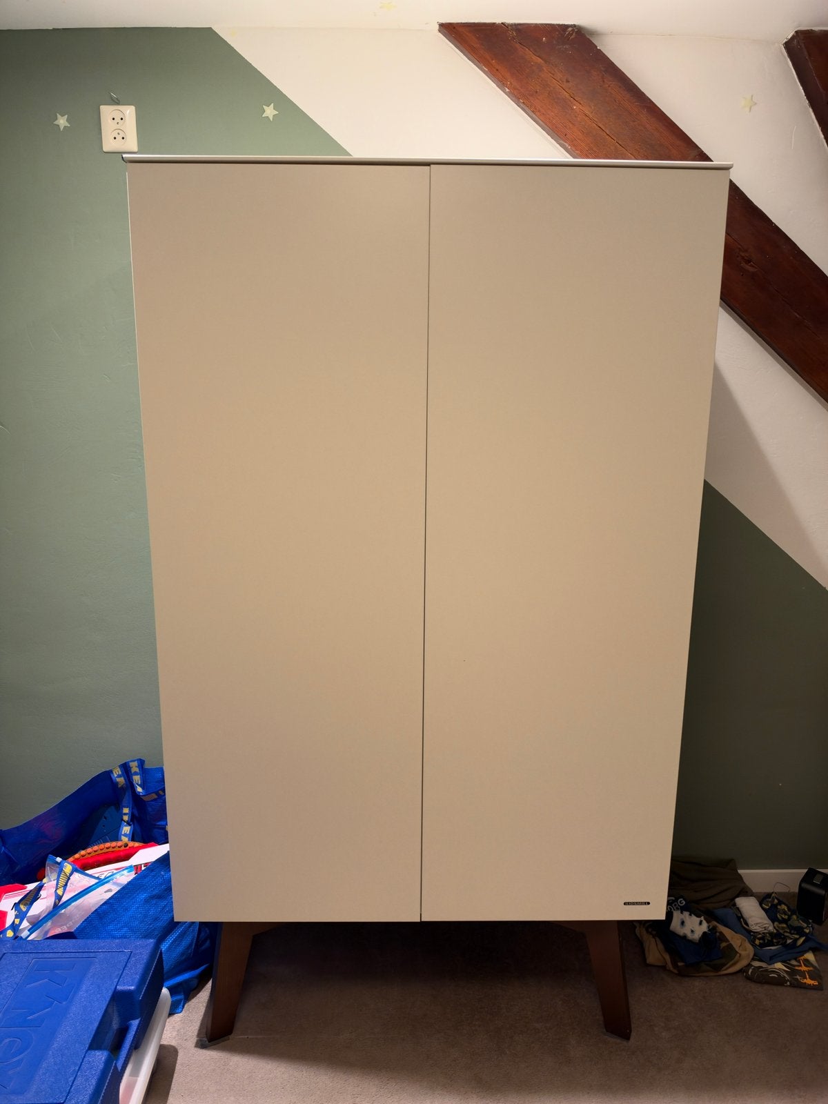 Kidsmill kinderkamer sixties wit/walnoot kinder kast en bed, Ophalen, Zo goed als nieuw, Jongetje of Meisje