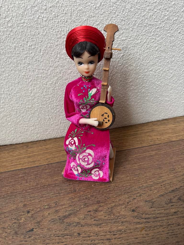 Aziatische pop in traditionele kleding met instrument, Verzamelen, Poppen, Ophalen of Verzenden, Zo goed als nieuw, Pop