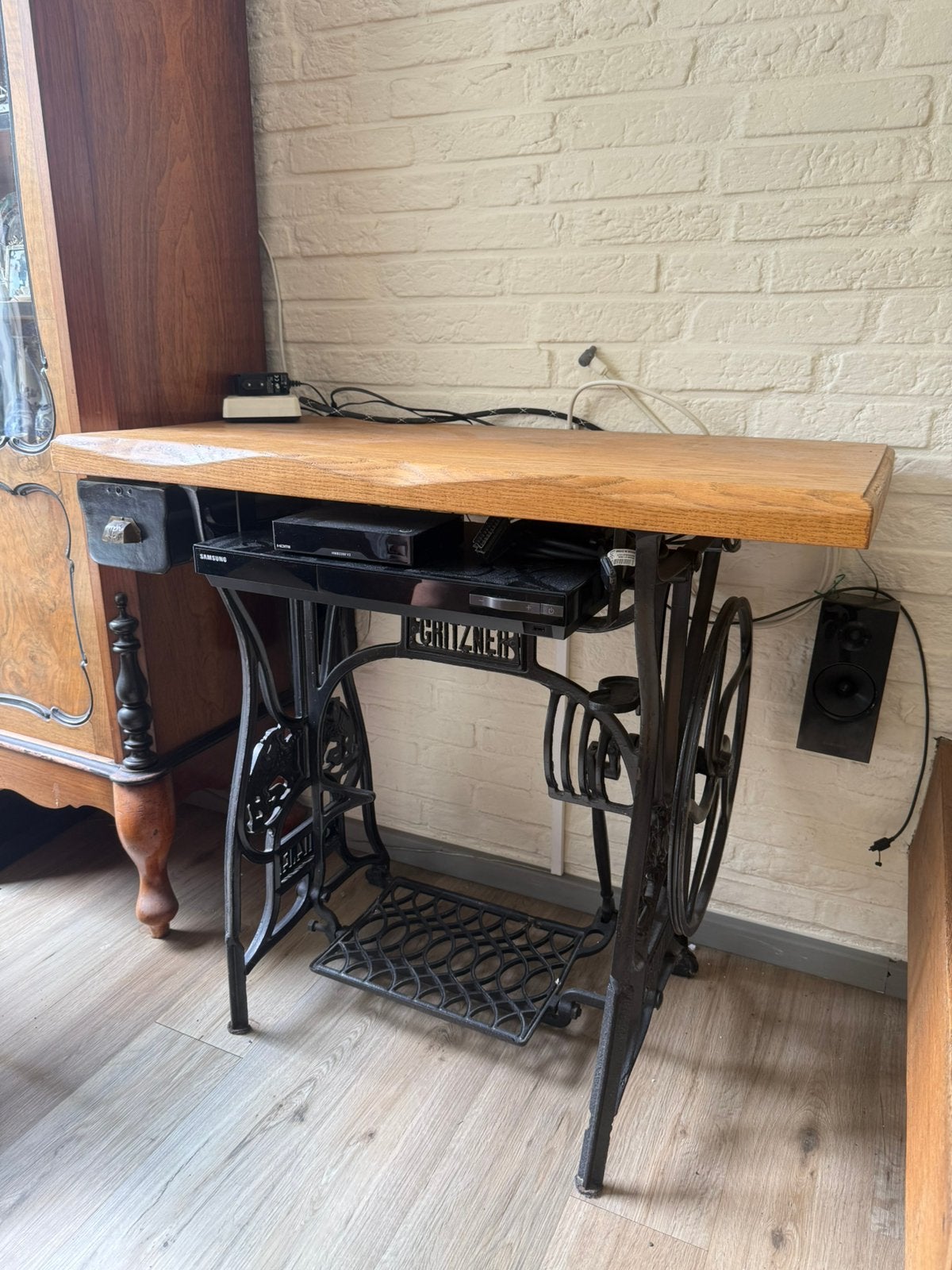 Antieke naaimachine tafel - uniek meubelstuk, Antiek en Kunst, Antiek | Naaimachines, Ophalen
