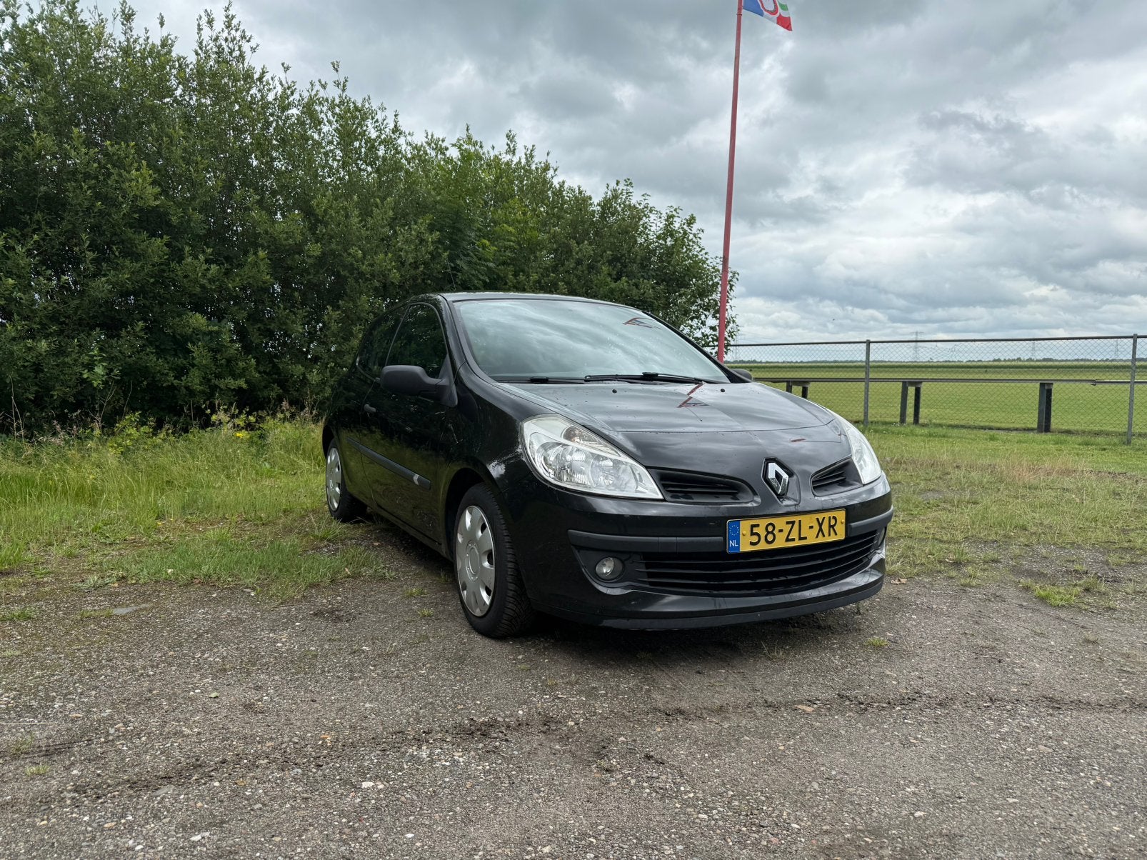 Renault Clio 1.2 16V 75 pk 3D 2008 Zwart, Auto's, Voorwielaandrijving, Euro 5, 74 pk, Zwart
