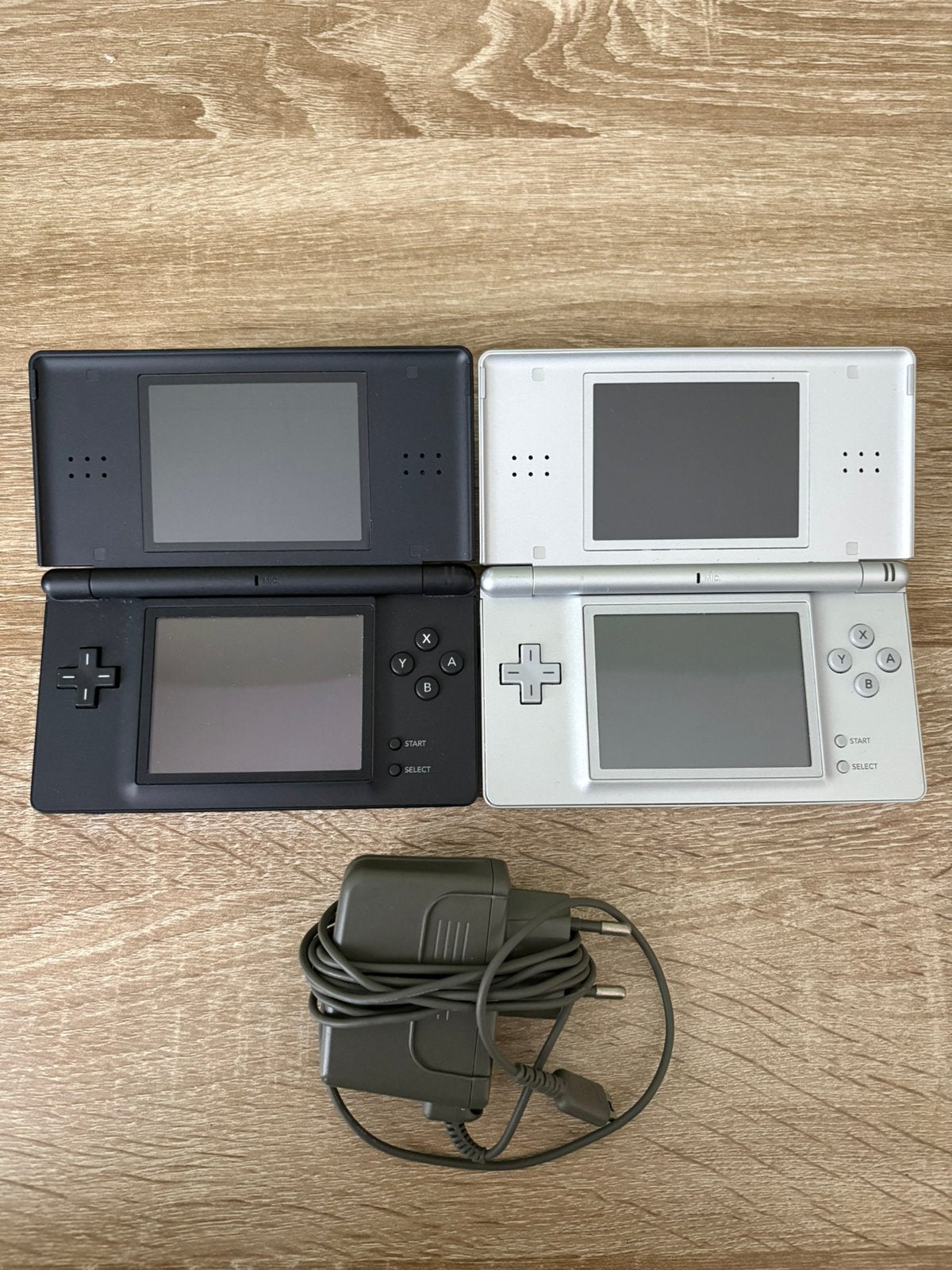 2x Nitendo DS lite + een oplader, Spelcomputers en Games, Ophalen of Verzenden, Gebruikt, Zwart, DS Lite