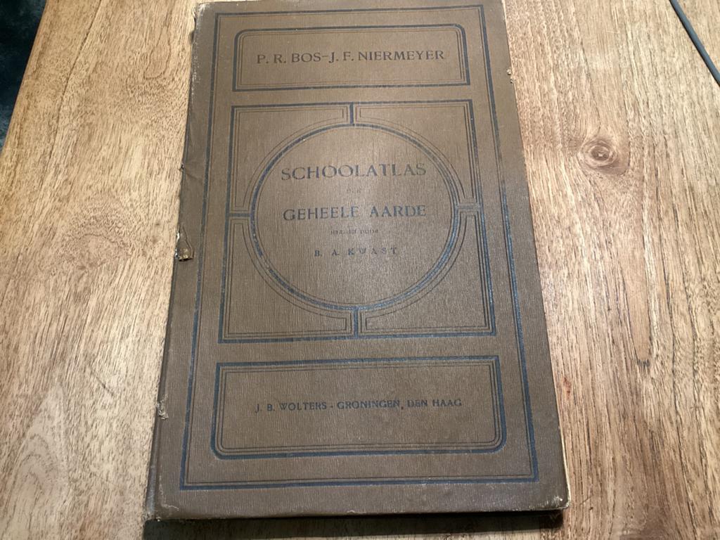 Oude Bosatlas: Schoolatlas der Geheele Aarde (1929), Boeken, Gelezen, Bosatlas, Ophalen of Verzenden, 1800 tot 2000