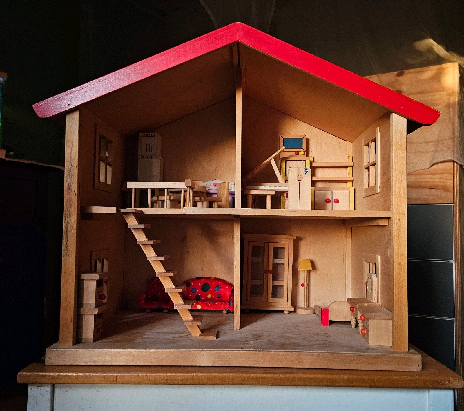 Houten poppenhuis met meubels, Kinderen en Baby's, Speelgoed | Poppenhuizen, Ophalen, Gebruikt, Poppenhuis