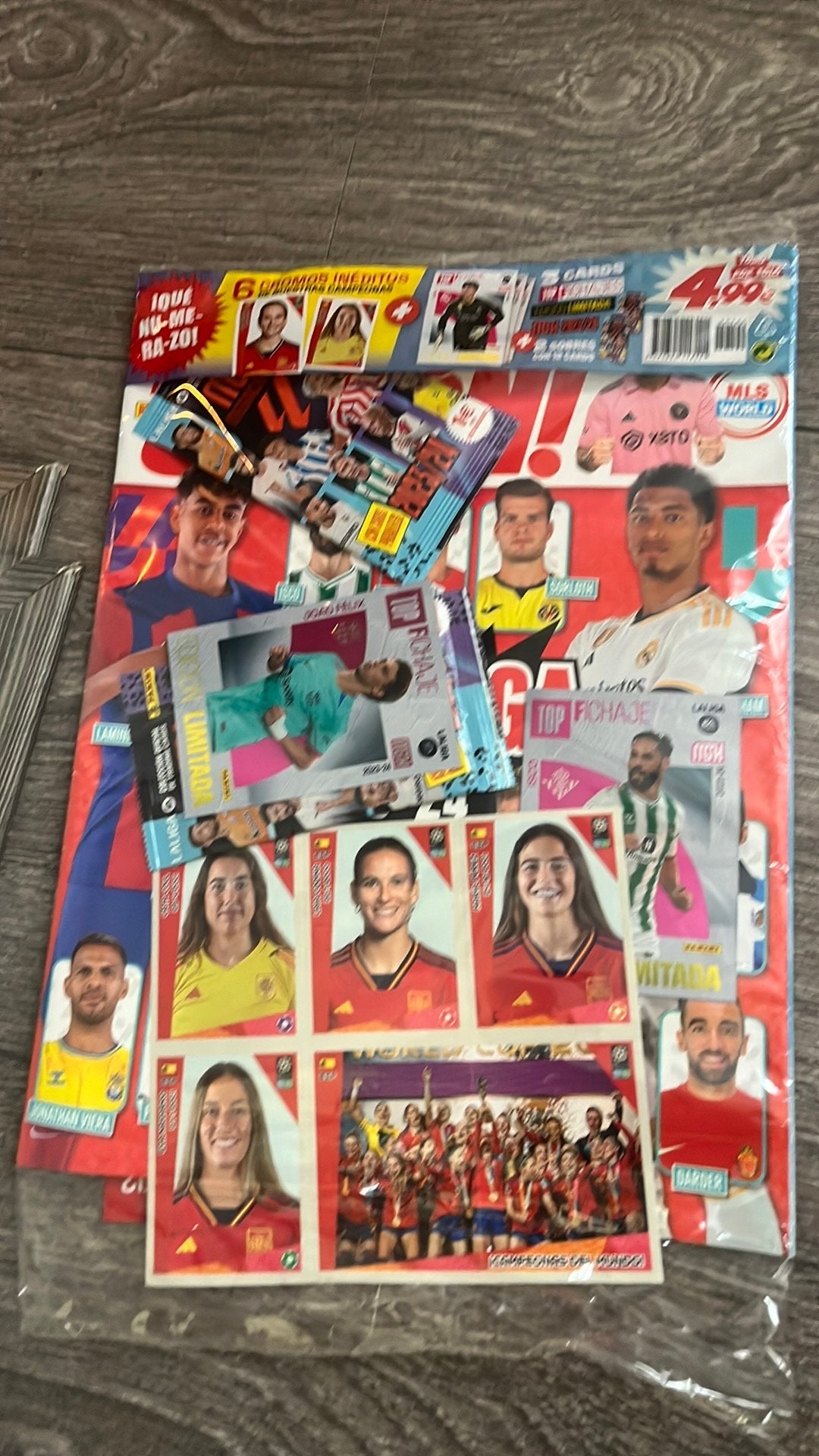 5 JUGON -199 albums 23/24 (panini update women 2023 )T-cards, Verzenden, Zo goed als nieuw, Buitenlandse clubs, Poster, Plaatje of Sticker