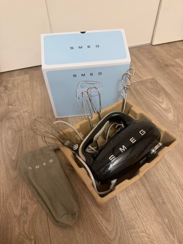 Smeg Handmixer Smeg 50 Style HMF01 Zwart, 4 liter of meer, Ophalen of Verzenden, Zo goed als nieuw, 3 snelheden of meer