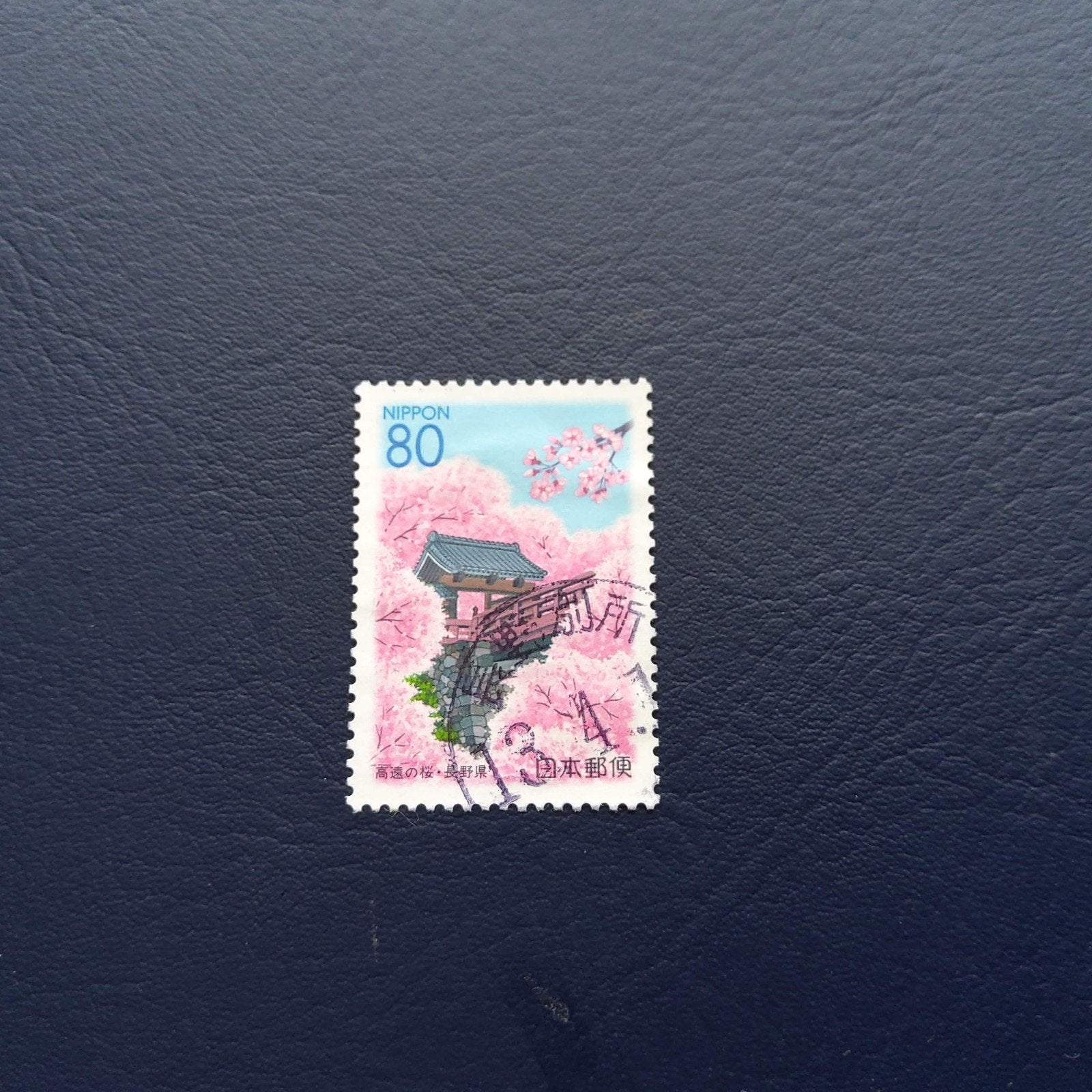 Japanse postzegel 80 NIPPON met kersenbloesem en tempel, Ophalen of Verzenden
