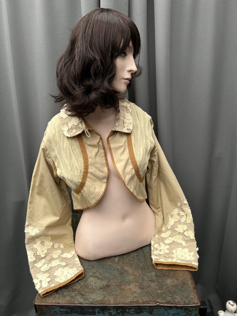 Bijzonder Vintage bolero jasje, kraaltjes applicaties, mt 38, Maat 38/40 (M), Ophalen of Verzenden, Zo goed als nieuw, X