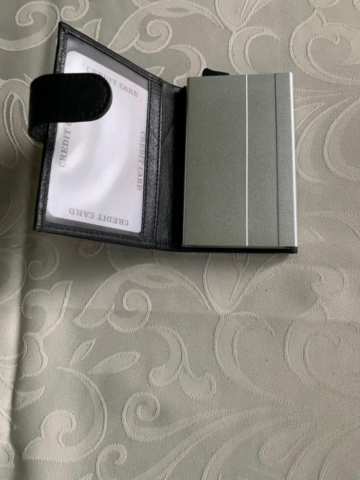 Zwarte Leren Pasjeshouder met Aluminium Card Protector, Overige merken, Zwart, Ophalen of Verzenden, Zo goed als nieuw
