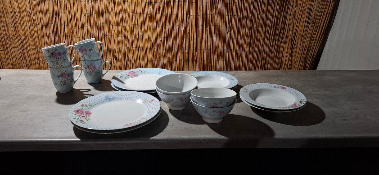 Compleet servies met bloemen en stippen voor 4 personen, Ophalen, Zo goed als nieuw, Bord(en), Overige stijlen