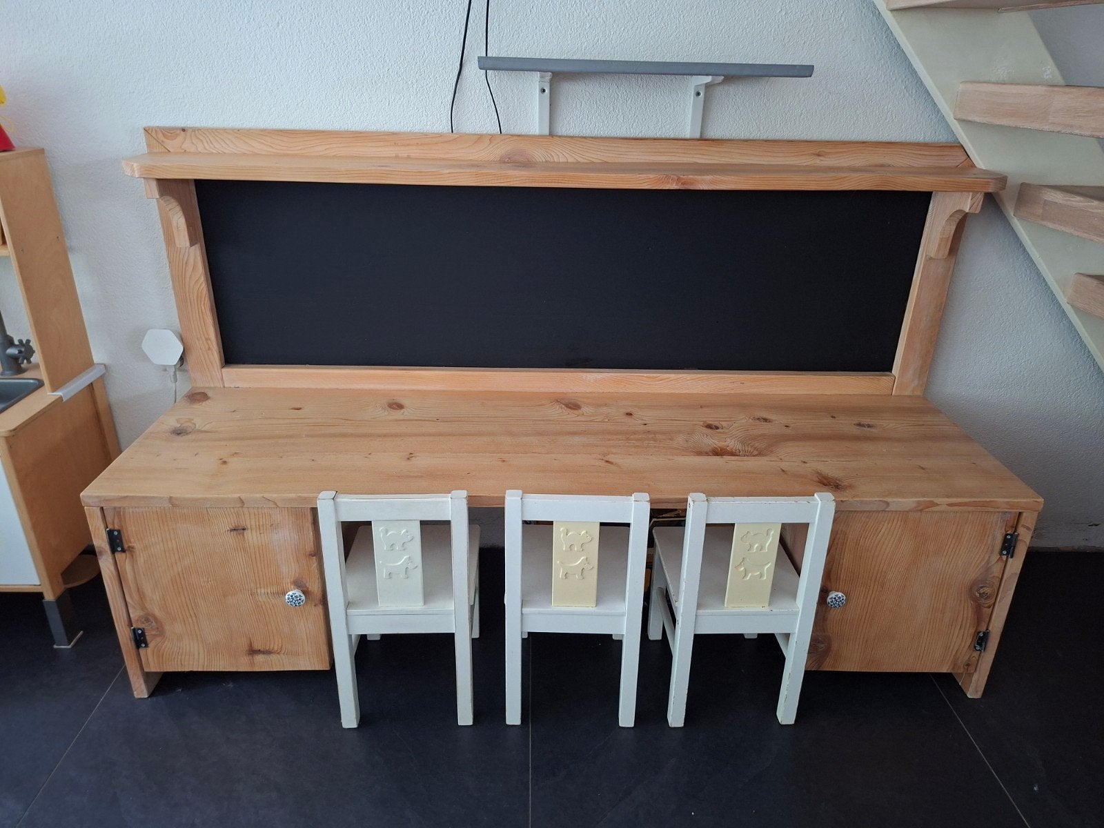Houten kinderbureau met krijtbord en stoeltjes, Ophalen, Gebruikt, Tafel(s) en Stoel(en)