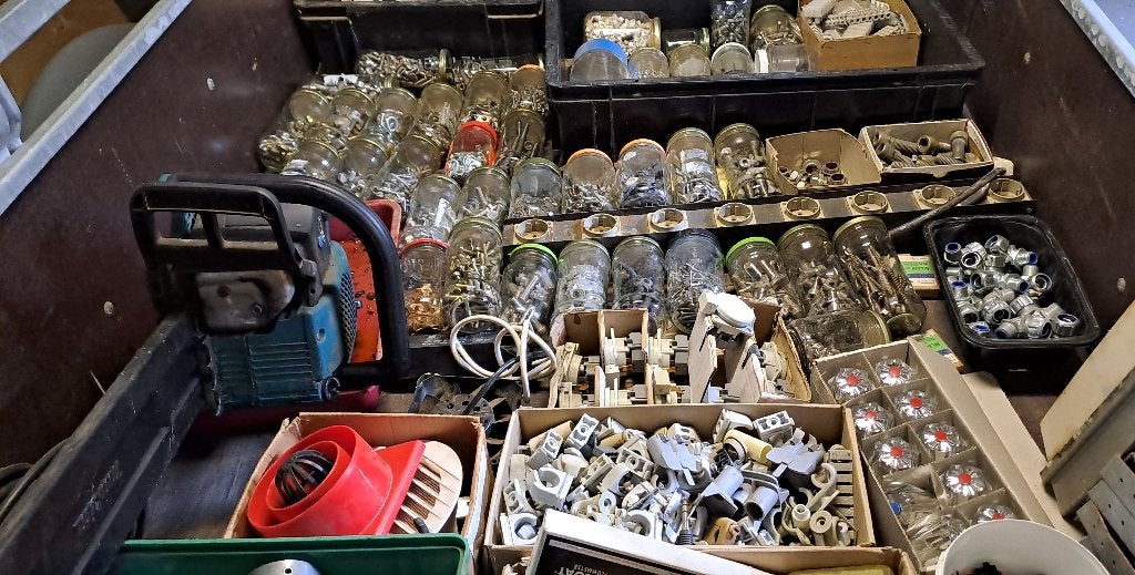 garage opruiming 40 potjes met bouten en moeren, Ophalen