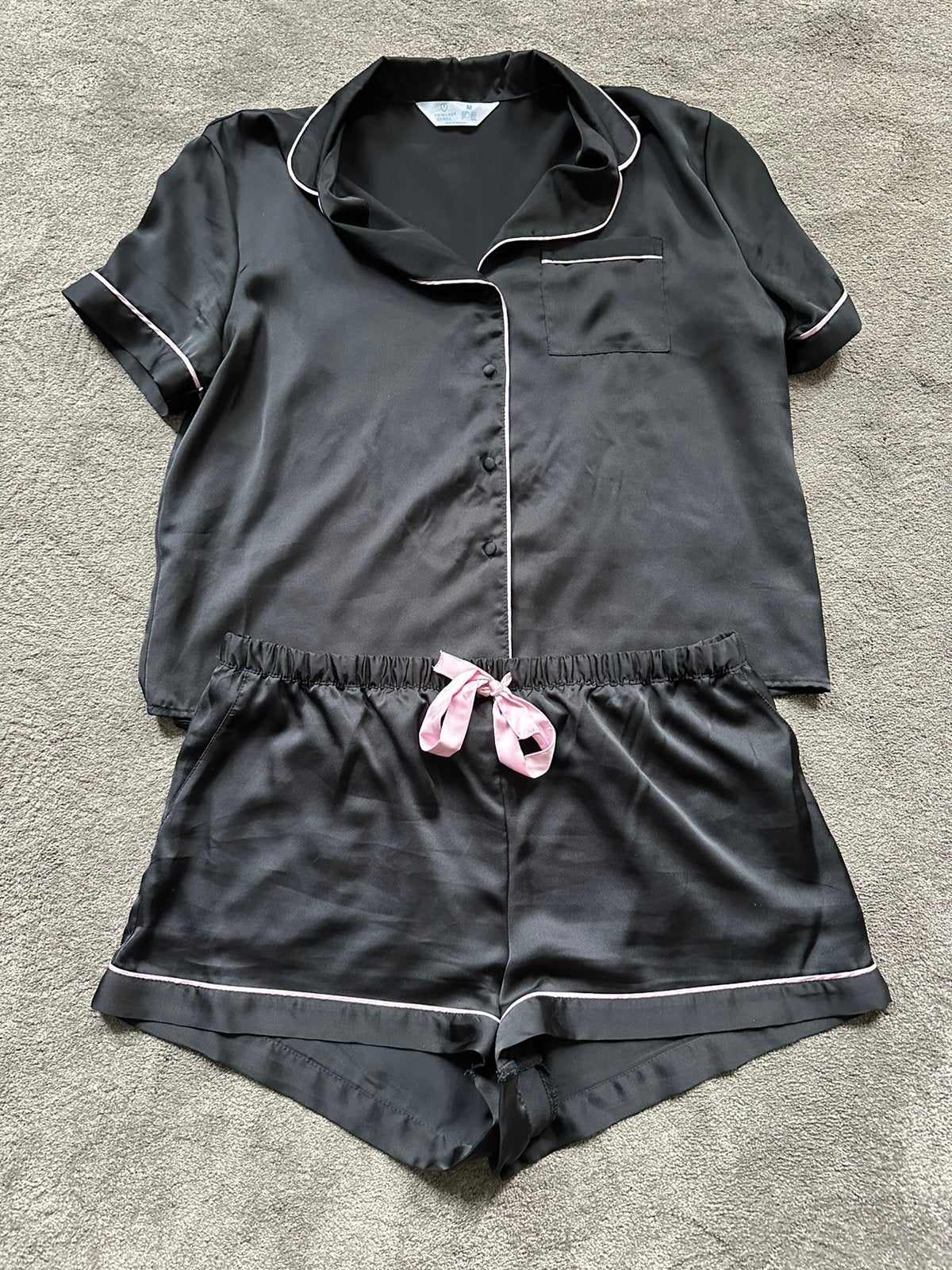 Pyjama zwart satijn met roze biesje mt M Primark NIEUW, Ophalen of Verzenden, Nieuw, Maat 38/40 (M)