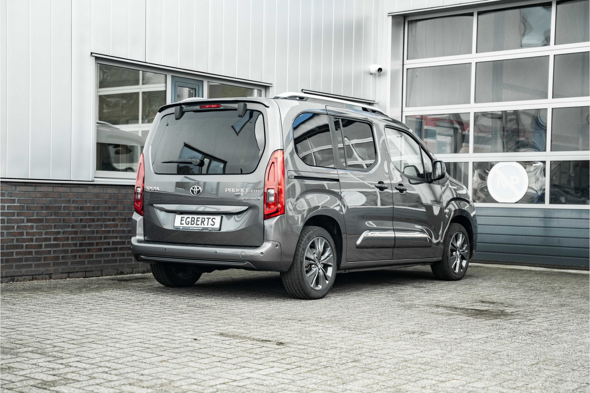 Toyota PROACE Verso | Pano dak | 5-Persoons | Achteruitrijca, Gebruikt, Zwart, ProAce, 1565 kg