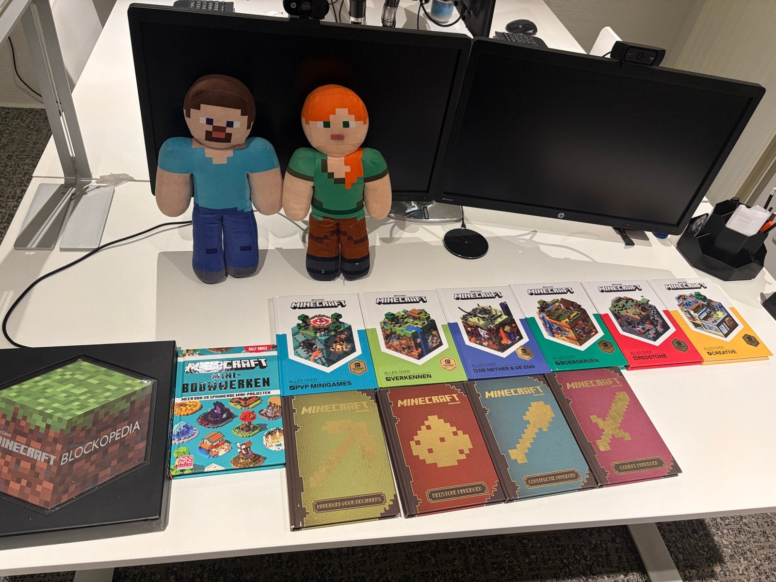 Grote Minecraft set: 12 boeken en 2 knuffels, Ophalen of Verzenden, Gebruikt, Jongen of Meisje