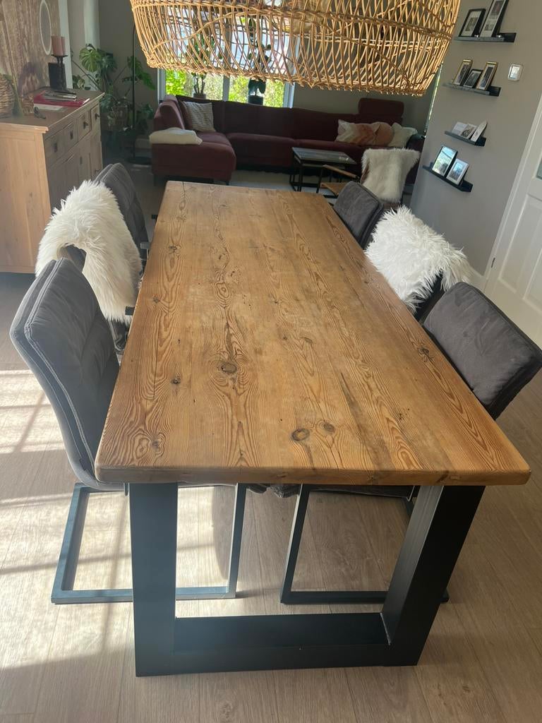 Grote grenen eettafel met zwart metalen poten, Huis en Inrichting, Tafels | Eettafels, Ophalen, 200 cm of meer, 50 tot 100 cm