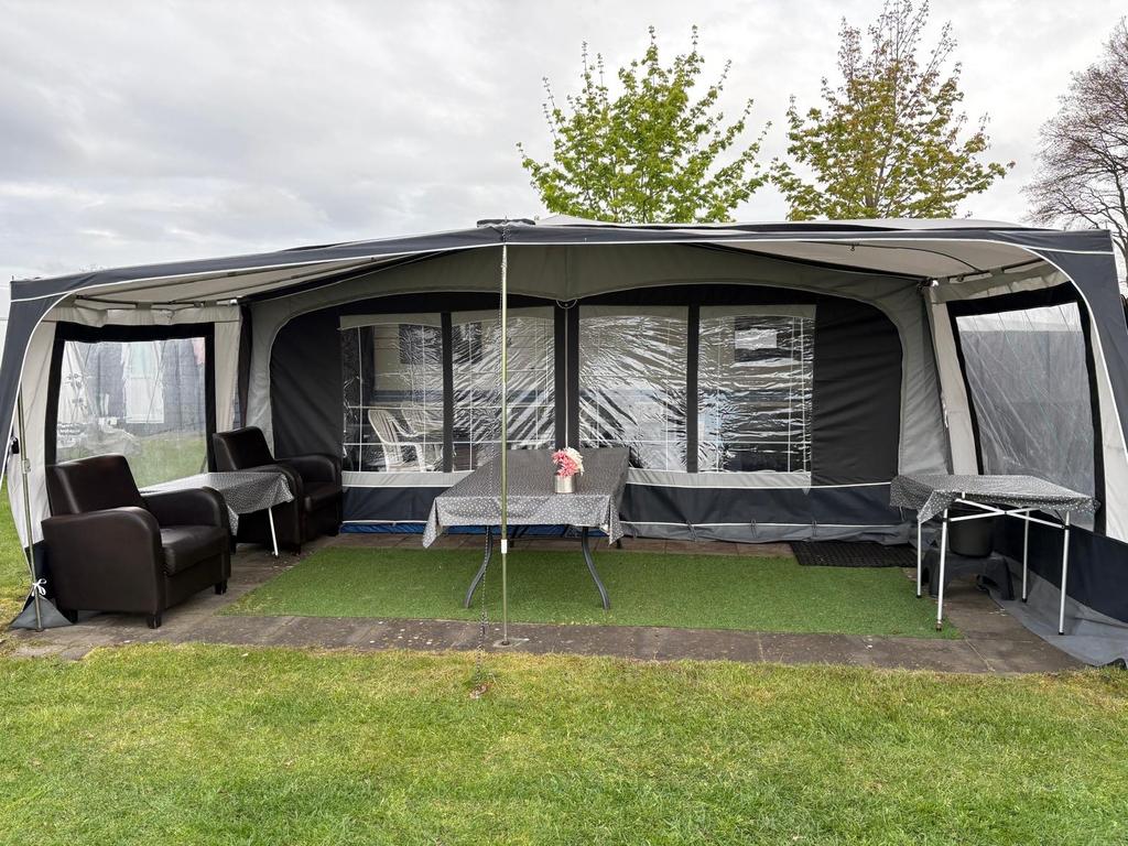 Hobby,In Nijesleek met seizoensplaats en privésanitair, Rondzit, Hobby, 7 tot 8 meter, Particulier