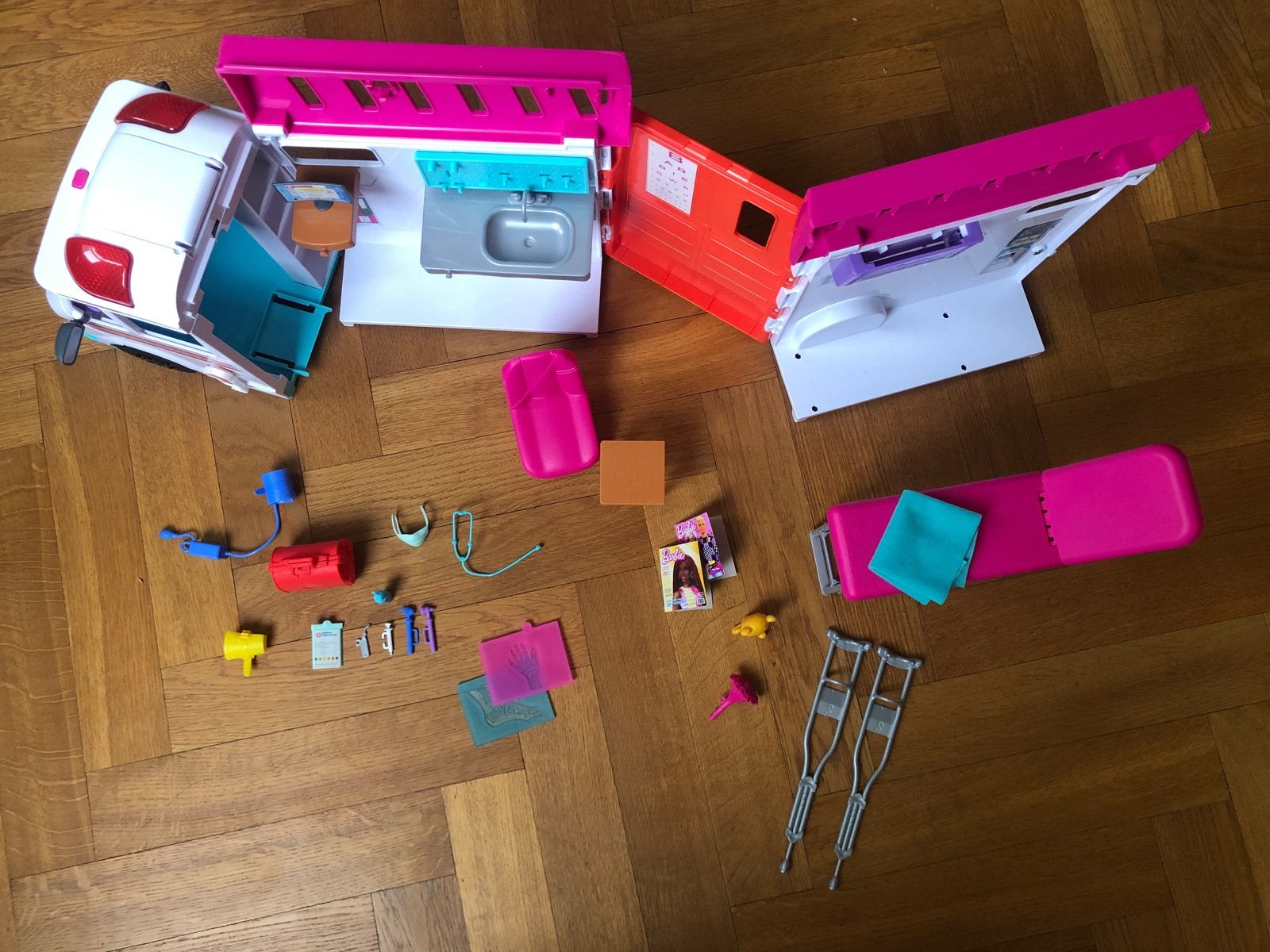 Foto 3 van Barbie Ambulance met accessoires & licht en geluid