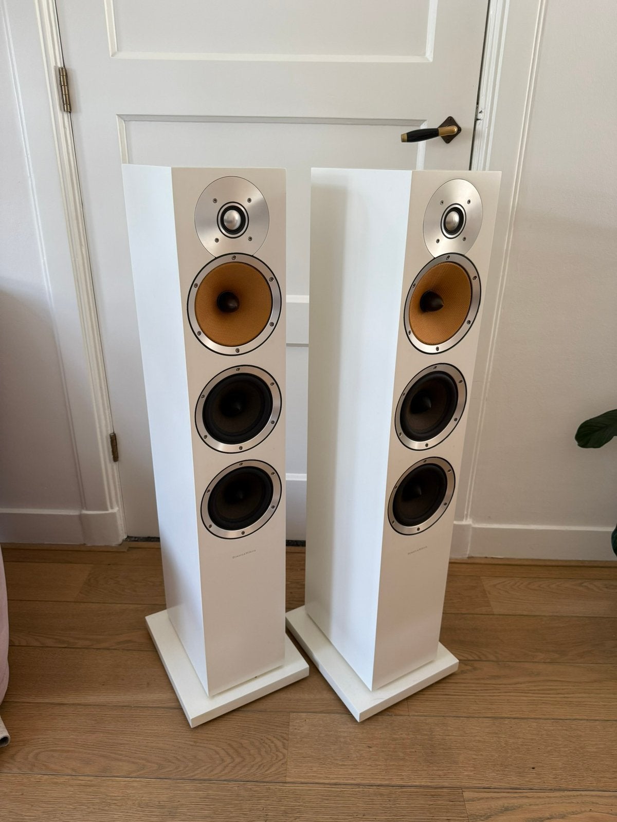 B&W CM8 S1 Wit, Ophalen, Vloerstaande luidspreker, 120 tot 150 watt, Zo goed als nieuw
