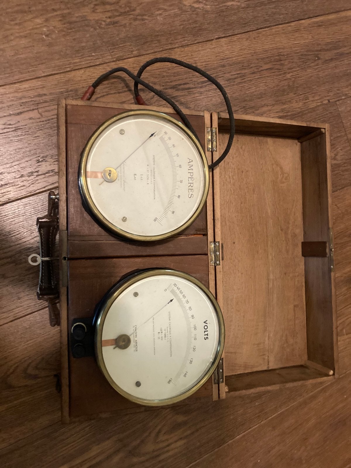 Oude Volt/amperemeter Chauvin & Arnoux, Ophalen